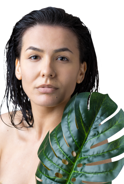 Doğal yeşil palmiye yaprağı portresi olan bir kadın. Moda, güzellik, makyaj, kozmetik.