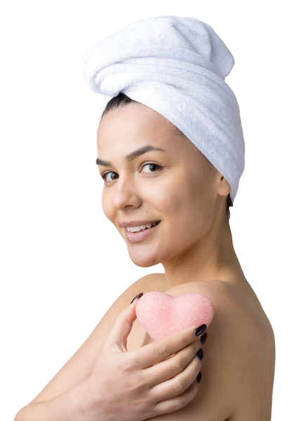Kafasında beyaz havluyla güzel bir kadın portresi ve pembe bir kalbe bakan bir vücut için sünger. Cilt temizleme eko organik kozmetik rahatlama konsepti.