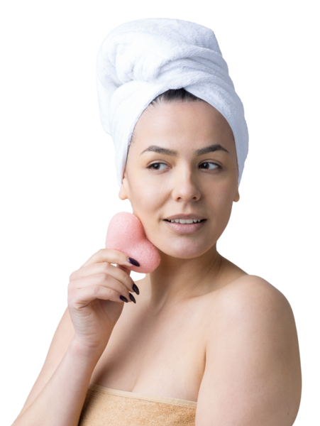 Kafasında beyaz havluyla güzel bir kadın portresi ve pembe bir kalbe bakan bir vücut için sünger. Cilt temizleme eko organik kozmetik rahatlama konsepti.