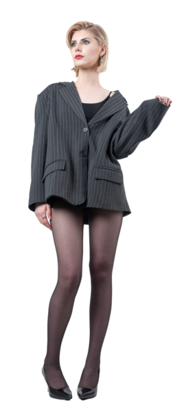 Takım elbiseli, uzun bacaklı iş kadını stüdyoda..