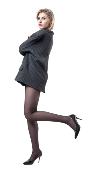 Takım elbiseli, uzun bacaklı iş kadını stüdyoda..