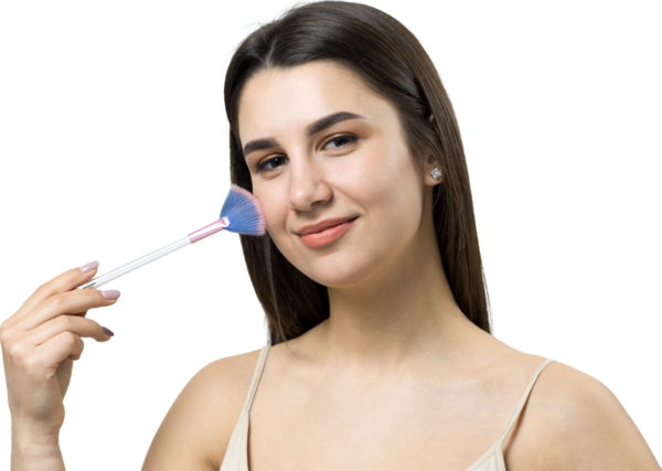 Açık renk bluzlu, beyaz arka planda yüz makyajı yapan genç bir kızın yakın çekimi. Güzel bir kadın yüzüne bir makyaj fırçası tutar ve gülümser..