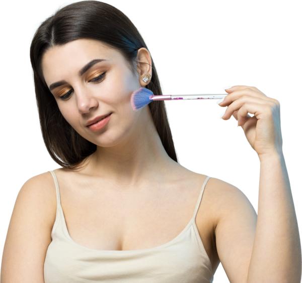 Açık renk bluzlu, beyaz arka planda yüz makyajı yapan genç bir kızın yakın çekimi. Güzel bir kadın yüzüne bir makyaj fırçası tutar ve gülümser..