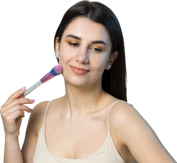 Açık renk bluzlu, beyaz arka planda yüz makyajı yapan genç bir kızın yakın çekimi. Güzel bir kadın yüzüne bir makyaj fırçası tutar ve gülümser..