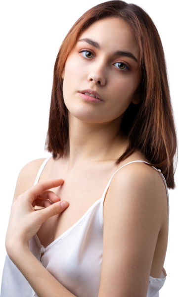 Temiz ciltli, doğal makyajlı ve gri arka planda beyaz dişli güzel bir kadın.