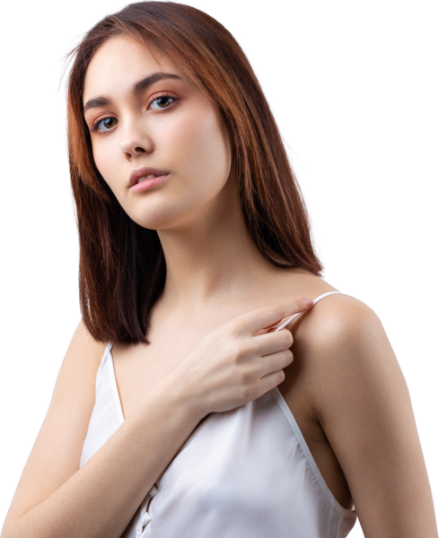 Temiz ciltli, doğal makyajlı ve gri arka planda beyaz dişli güzel bir kadın.