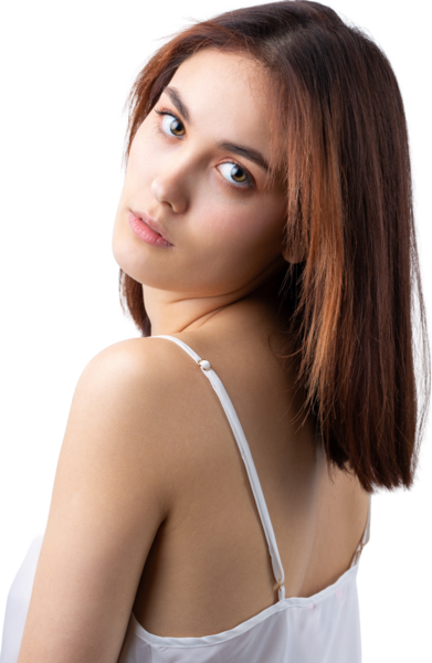 Temiz ciltli, doğal makyajlı ve gri arka planda beyaz dişli güzel bir kadın.