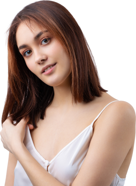 Temiz ciltli, doğal makyajlı ve gri arka planda beyaz dişli güzel bir kadın.