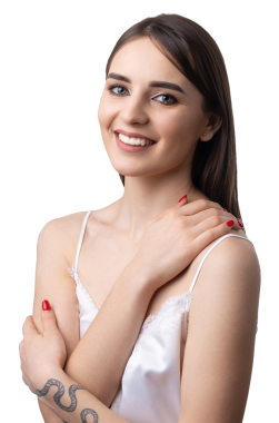 Temiz ciltli, doğal makyajlı ve gri arka planda beyaz dişli güzel bir kadın.