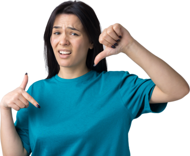 Mavi kolsuz tişörtlü genç bir esmer, olumsuz bir ifadeyle başparmak hareketi yapıyor.