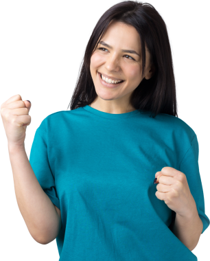 Çekici bağırışların yakın portresi. Genç yaşta yumruklarıyla gülümsüyor. Gri arka planda izole kot gömlek giyen kız arkadaşı.