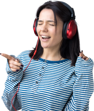 Çizgili yelek giymiş genç bir kız stüdyoda kırmızı kulaklıkla müzik dinliyor ve dans ediyor..