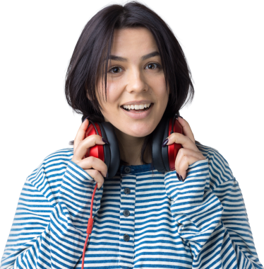 Çizgili yelek giymiş genç bir kız stüdyoda kırmızı kulaklıkla müzik dinliyor ve dans ediyor..