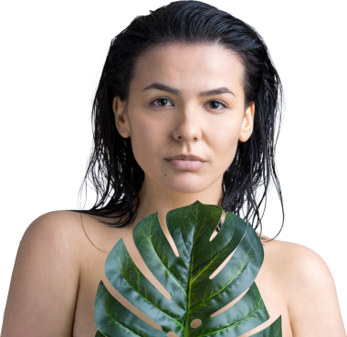 Doğal yeşil palmiye yaprağı portresi olan bir kadın. Moda, güzellik, makyaj, kozmetik.