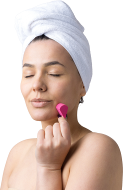 Kafasında beyaz havluyla güzel bir kadın portresi ve pembe bir kalbe bakan bir vücut için sünger. Cilt temizleme eko organik kozmetik rahatlama konsepti.