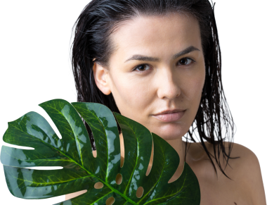 Doğal yeşil palmiye yaprağı portresi olan bir kadın. Moda, güzellik, makyaj, kozmetik.