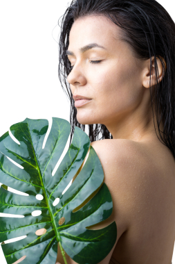 Doğal yeşil palmiye yaprağı portresi olan bir kadın. Moda, güzellik, makyaj, kozmetik.