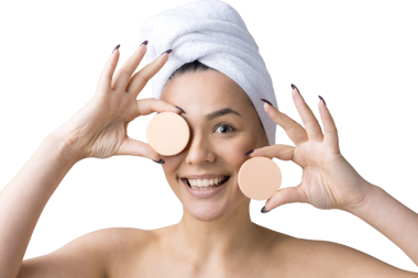 Kafasında beyaz havluyla güzel bir kadın portresi ve pembe bir kalbe bakan bir vücut için sünger. Cilt temizleme eko organik kozmetik rahatlama konsepti.