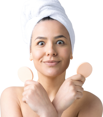 Kafasında beyaz havluyla güzel bir kadın portresi ve pembe bir kalbe bakan bir vücut için sünger. Cilt temizleme eko organik kozmetik rahatlama konsepti.