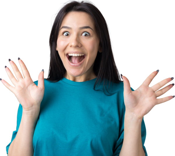 Gri arka planda duran şaşırmış yüz ifadesiyle genç ve güzel bir kadın..