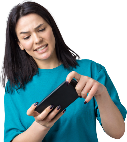 Gri arka planda cep telefonu kullanan gülümseyen genç kadının ön portresi