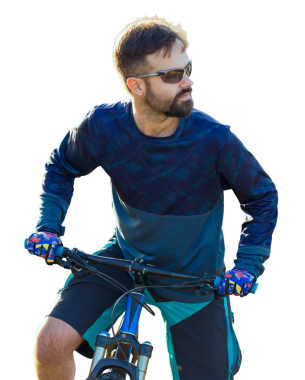 Bisikletçi şort ve jersey bir hava süspansiyon çatal ile modern karbon hardtail bisikletle