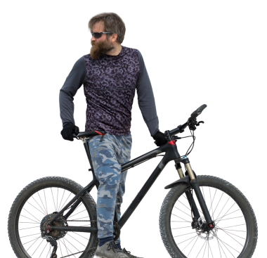 Bisikletçi şort ve jersey bir hava süspansiyon çatal ile modern karbon hardtail bisikletle