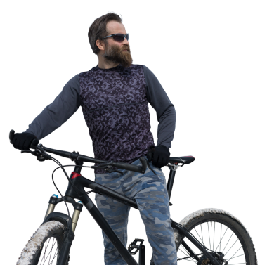 Bisikletçi şort ve jersey bir hava süspansiyon çatal ile modern karbon hardtail bisikletle