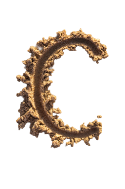 Alfabe (C) harfleri kumsalda el yazısıyla yazılmış.