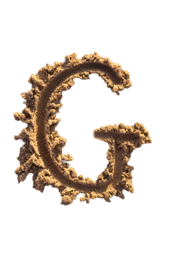 Alfabe (G) harfleri kumsalda el yazısıyla yazılmış.