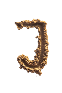 Alfabe (J) harfleri kumsalda el yazısıyla yazılmış.