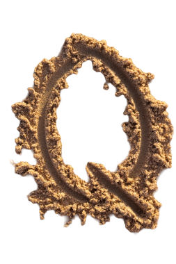 Alfabe (Q) harfleri kumsalda el yazısıyla yazılmış.