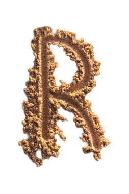 Alfabe (R) harfleri kumsalda el yazısıyla yazılmış.