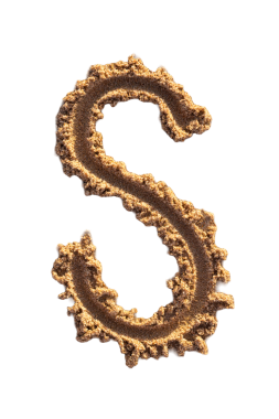 Alfabe (S) harfleri kumsalda el yazısıyla yazılmış.