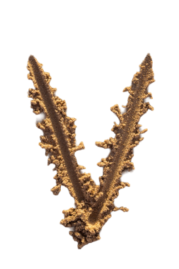 Alfabe (V) harfleri kumsalda el yazısıyla yazılmış.