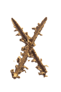 Alfabe (X) harfleri kumsalda el yazısıyla yazılmış.