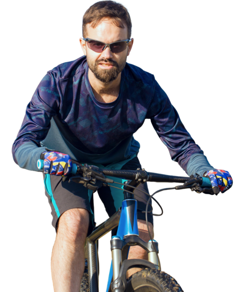 Bisikletçi şort ve jersey bir hava süspansiyon çatal ile modern karbon hardtail bisikletle