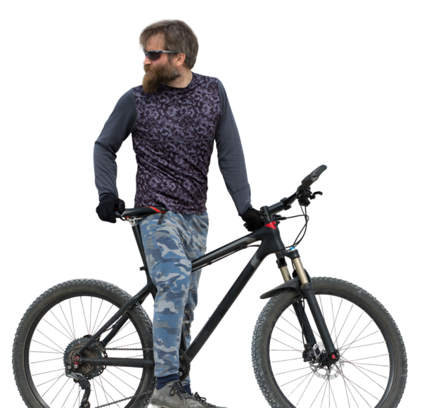 Bisikletçi şort ve jersey bir hava süspansiyon çatal ile modern karbon hardtail bisikletle