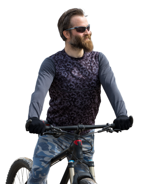 Bisikletçi şort ve jersey bir hava süspansiyon çatal ile modern karbon hardtail bisikletle