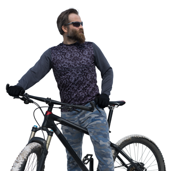 Bisikletçi şort ve jersey bir hava süspansiyon çatal ile modern karbon hardtail bisikletle