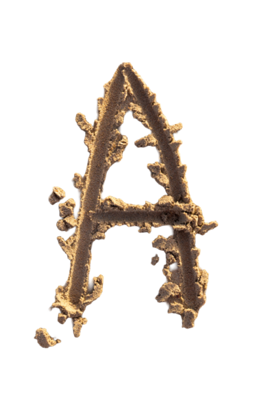 Alfabe (A) harfleri kumsalda el yazısıyla yazılmış.