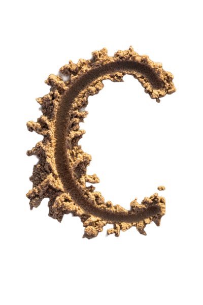 Alfabe (C) harfleri kumsalda el yazısıyla yazılmış.