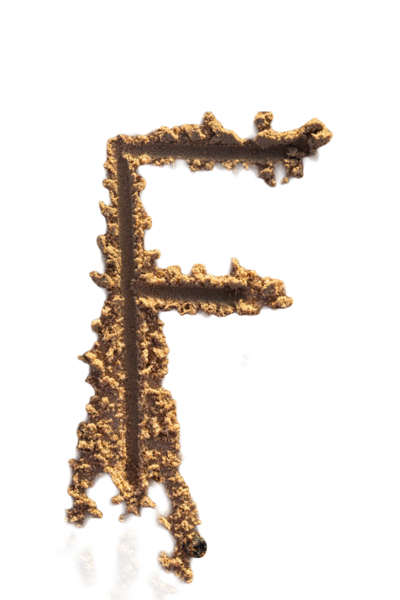 Alfabe (F) harfleri kumsalda el yazısıyla yazılmış.