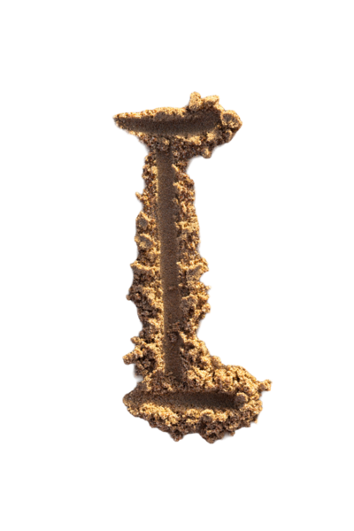 Alfabe (I) harfleri kumsalda el yazısıyla yazılmış.