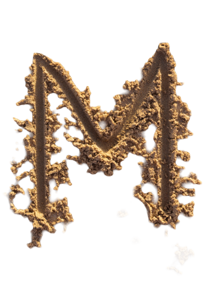 Alfabe (M) harfleri kumsalda el yazısıyla yazılmış.