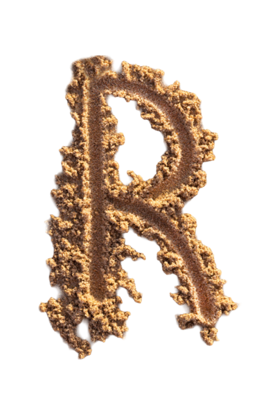 Alfabe (R) harfleri kumsalda el yazısıyla yazılmış.