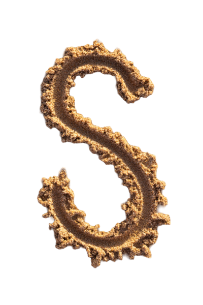 Alfabe (S) harfleri kumsalda el yazısıyla yazılmış.