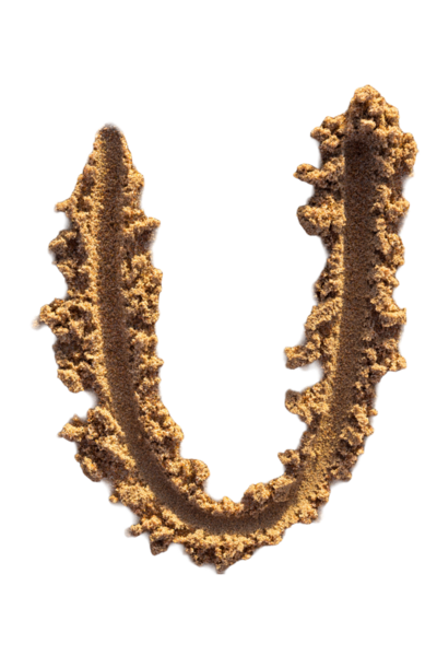 Alfabe (U) harfleri kumsalda el yazısıyla yazılmış.