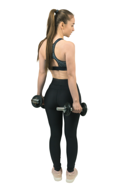 Zayıf bir atletik kız sabahın erken saatlerinde dağın arka planında dersler arasında mola verir.