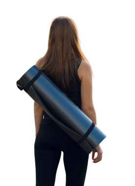 Parktaki güzel sonbahar tepelerinde gün batımında yoga yapan sağlıklı genç bir kadın..